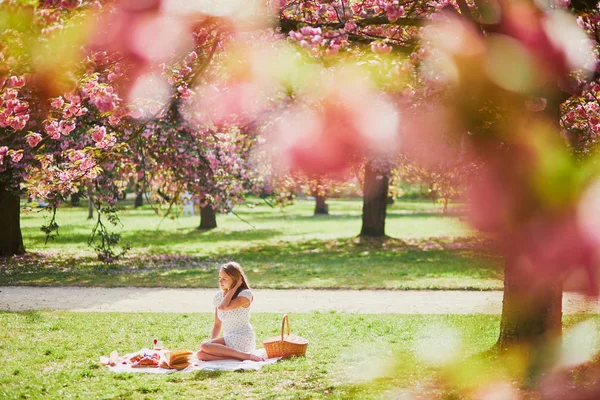 Vacker ung kvinna med picknick — Stockfoto