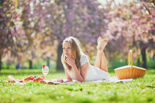 Krásná mladá žena s piknikem — Stock fotografie