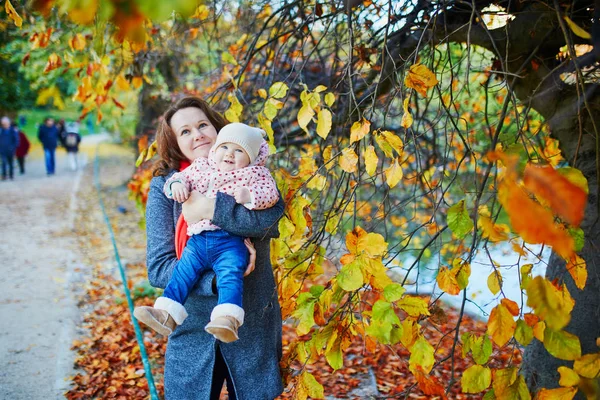 Park açık havada kadın ve bebek kız — Stok fotoğraf