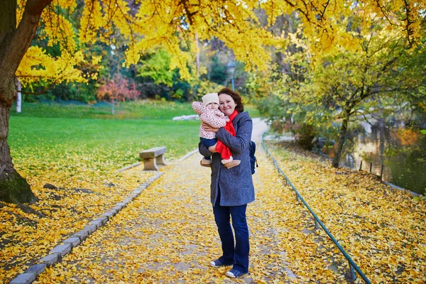 Žena a holčička venku v parku — Stock fotografie