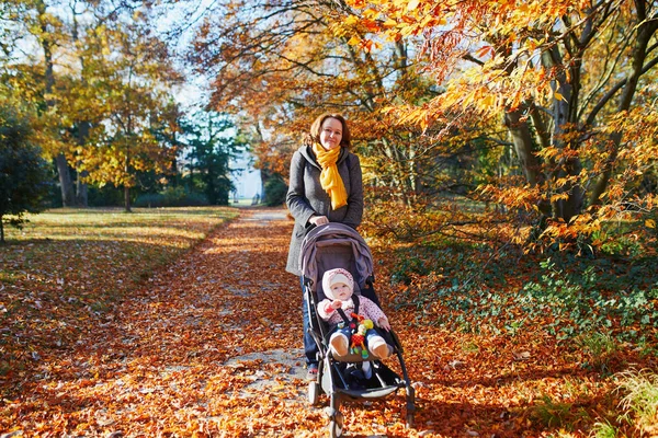 Mulher e bebê menina ao ar livre no parque — Fotografia de Stock