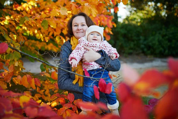 Mujer y niña al aire libre en el parque — Foto de Stock