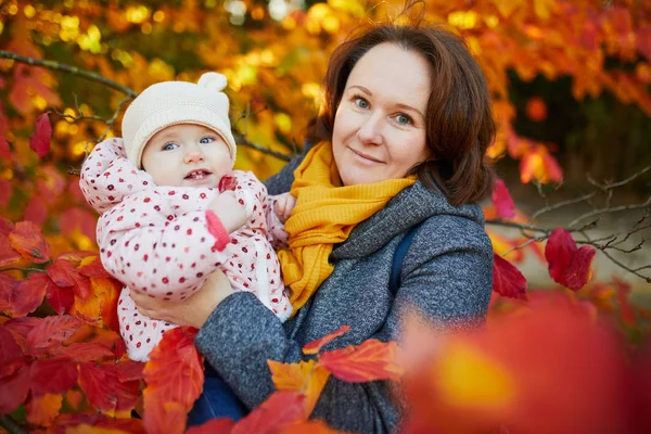 Mother and daughter together in autumn park — Stock Photo, Image
