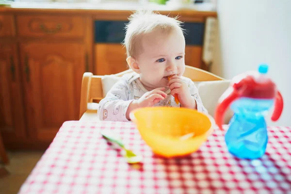 Söt liten flicka äter lunch i köket — Stockfoto