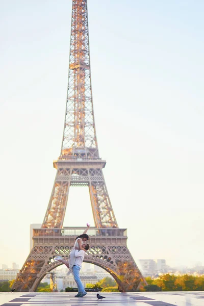 Happy romantic couple in Paris, near the Eiffel tower — Stock Photo, Image