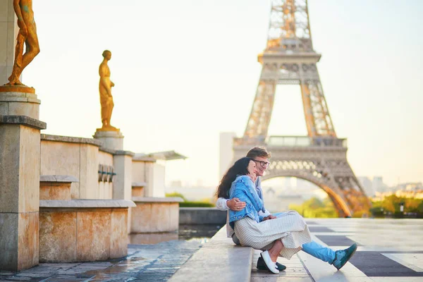 Gelukkig romantisch paar in Parijs, in de buurt van de Eiffel toren — Stockfoto