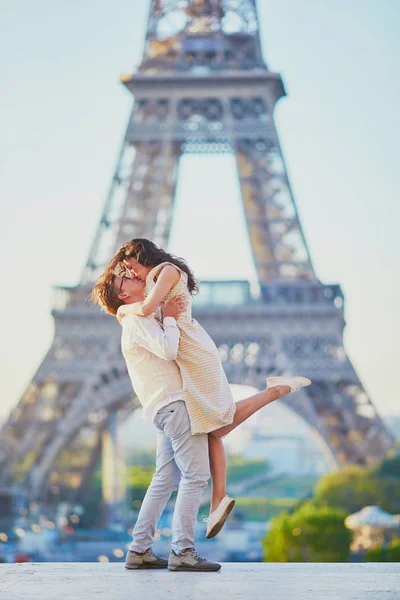 Glückliches romantisches paar in paris, in der nähe des eiffelturms — Stockfoto