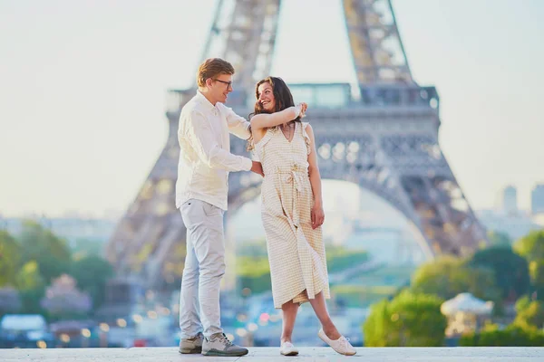 Feliz pareja romántica en París, cerca de la Torre Eiffel — Foto de Stock