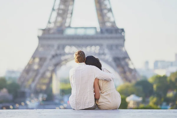 Lyckligt romantiskt par i Paris, nära Eiffeltornet — Stockfoto