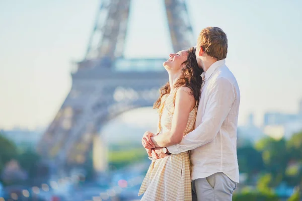 Feliz pareja romántica en París, cerca de la Torre Eiffel —  Fotos de Stock