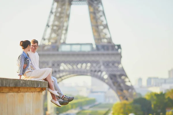Счастливая романтическая пара в Париже, рядом с Эйфелевой башней — стоковое фото