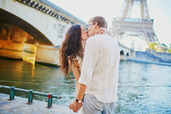 Boldog romantikus pár Párizsban, az Eiffel-torony közelében — Stock Fotó