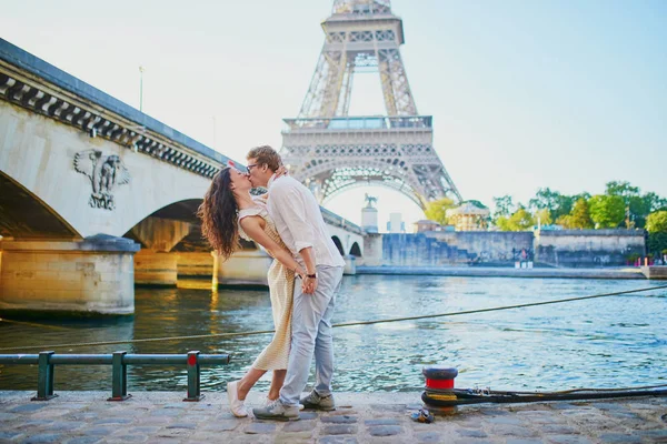 Lyckligt romantiskt par i Paris, nära Eiffeltornet — Stockfoto