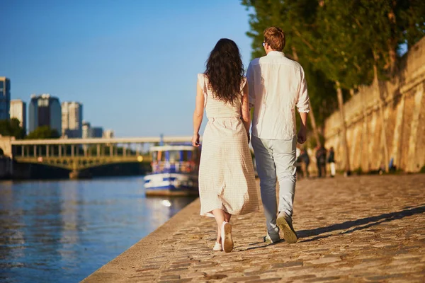 幸福的浪漫夫妇在巴黎，靠近上年河 — 图库照片