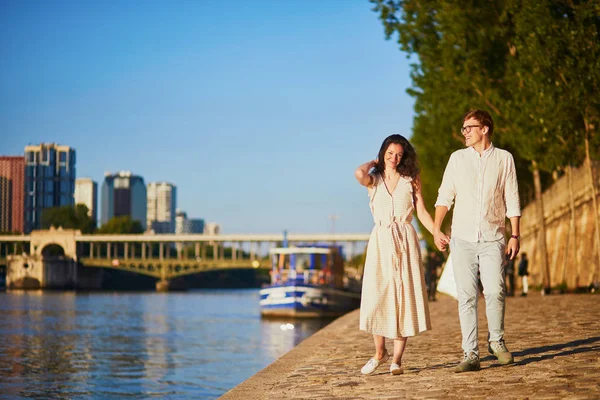 Glückliches romantisches Paar in Paris, in der Nähe der Seine — Stockfoto