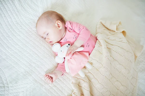 Bebé tomando una siesta con su juguete favorito del ratón — Foto de Stock