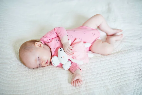 Baby macht ein Nickerchen mit ihrem Lieblings-Mausspielzeug — Stockfoto
