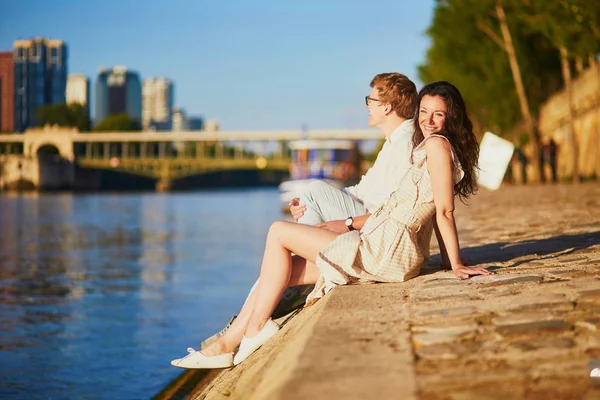 Happy romantic couple in Paris, near the river Seine — Stock Photo, Image