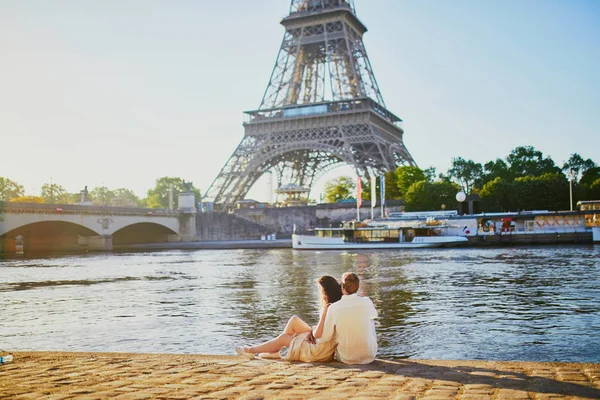 Paris'te mutlu romantik çift, Eyfel kulesi yakınında — Stok fotoğraf