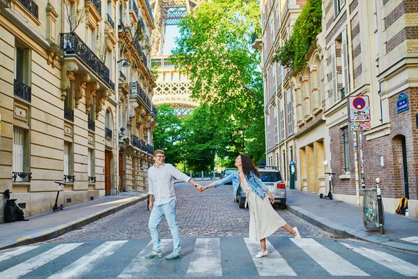 Feliz casal romântico em Paris, perto da Torre Eiffel — Fotografia de Stock