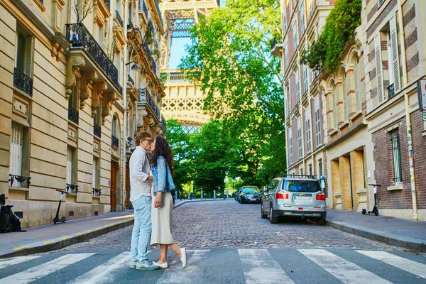Szczęśliwa romantyczna para w Paryżu, w pobliżu wieży Eiffla — Zdjęcie stockowe