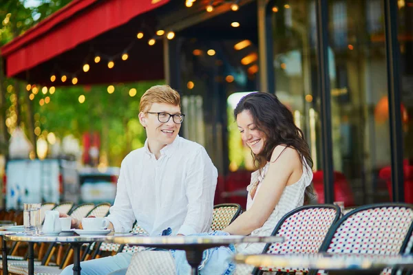 Glückliches romantisches Paar in Paris beim Kaffeetrinken — Stockfoto