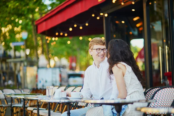 Pareja romántica feliz en París, tomando café — Foto de Stock