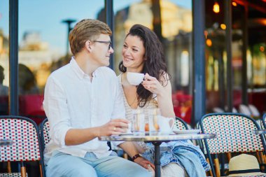 Paris'te mutlu romantik çift, kahve içiyor