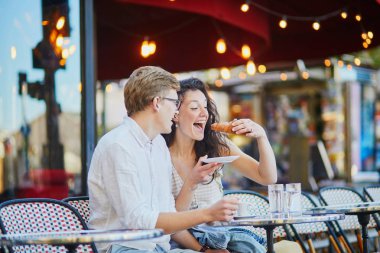 Paris'te mutlu romantik çift, kahve içiyor
