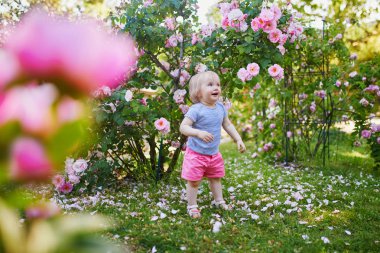 Güneşli bir gün parkta sevimli küçük kız açık havada