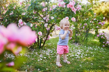 Güneşli bir gün parkta sevimli küçük kız açık havada