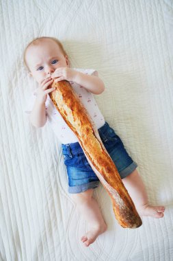 Altı aylık bebek ekmek yiyor.