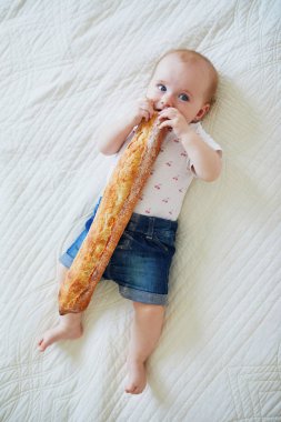 Altı aylık bebek ekmek yiyor.