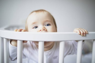 Co-sleeper beşik sevimli bebek kız
