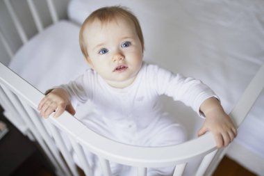 Co-sleeper beşik sevimli bebek kız