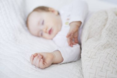 Örgü battaniye altında beşik te uyuyan sevimli kız bebek