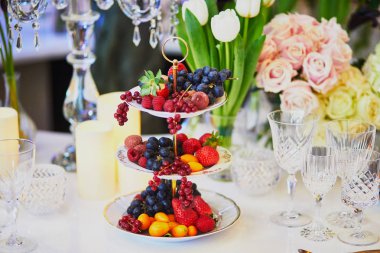 Güzel masa mumlar ve çiçekler ile ayarla