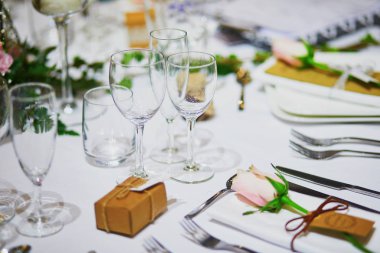 Güzel masa mumlar ve çiçekler ile ayarla