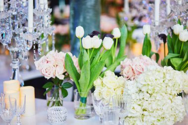 Güzel masa mumlar ve çiçekler ile ayarla