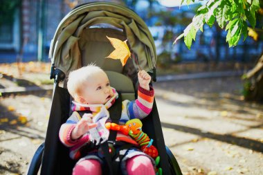 parlak şık kıyafetler bir sonbahar gününde açık havada oturan kız