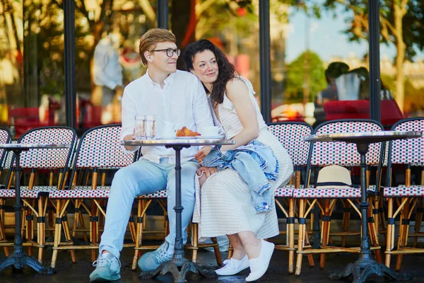 Joyeux couple romantique à Paris, buvant du café — Photo