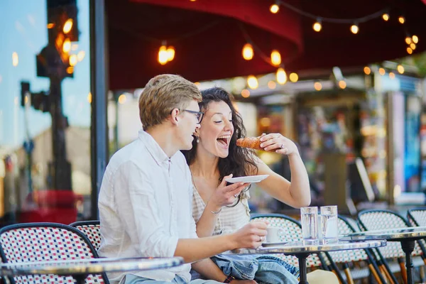 Gelukkig romantisch paar in Parijs, koffie drinken — Stockfoto