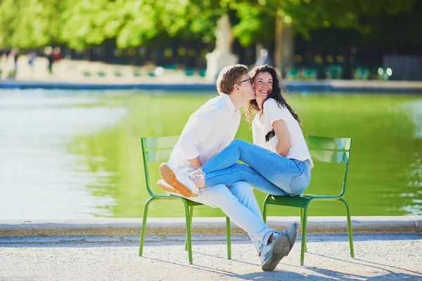 Felice coppia romantica a Parigi, seduta sulle tradizionali sedie di metallo verde nel giardino delle Tuileries — Foto Stock