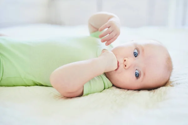 Linda niña acostada sobre su espalda — Foto de Stock