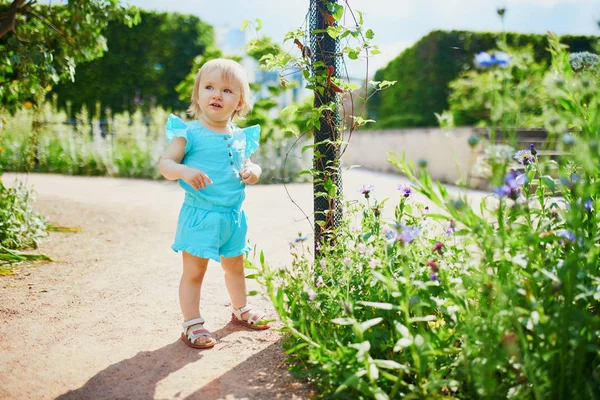 Rozkošná holčička venku v parku za slunného dne — Stock fotografie