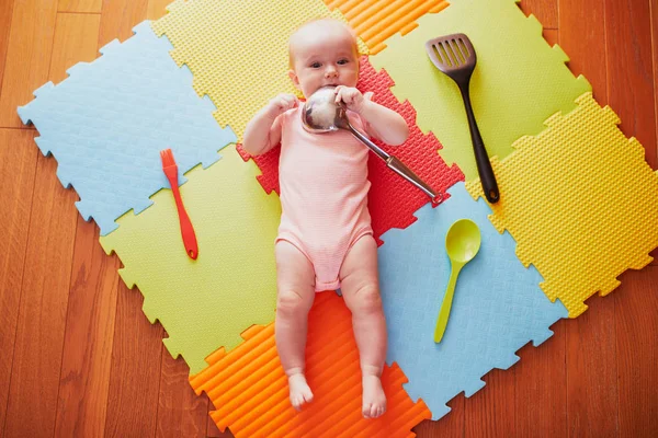Baby flicka med köksredskap — Stockfoto