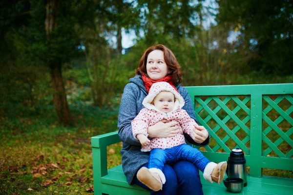 Mother and baby girl having a picnic in forest or park — Stock Photo, Image