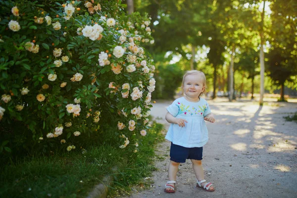 Adorable little girl outdoors in park on a sunny day — Stock Photo, Image
