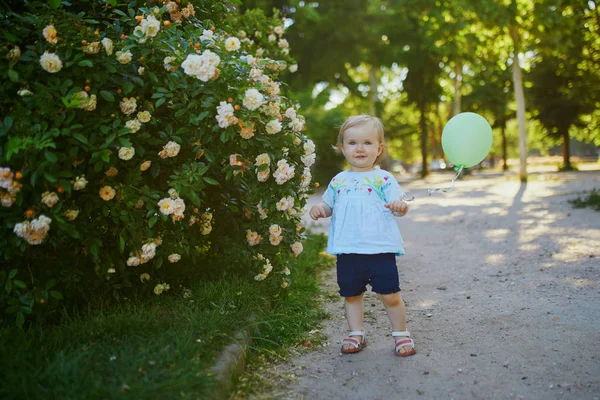 Schattig klein meisje buiten in Park op een zonnige dag — Stockfoto