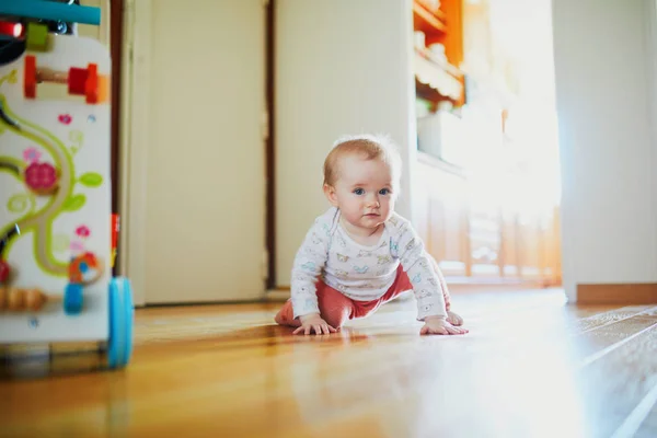 Baby meisje leren kruipen — Stockfoto